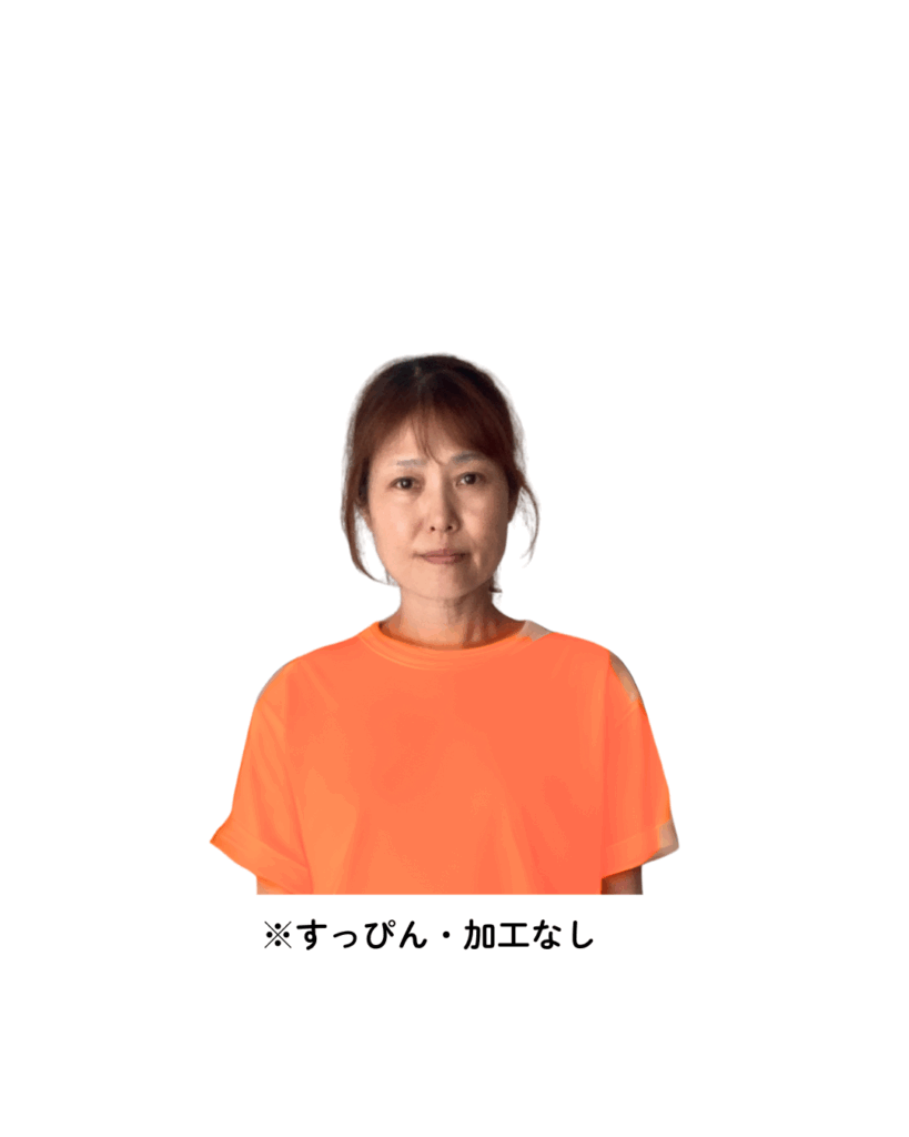 50代女性が似合う色を着た例。明るく健康的に見えるTシャツコーデ